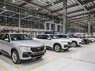 Doanh số bán ra giảm sút, hãng xe ôtô đua nhau giảm giá để kích cầu