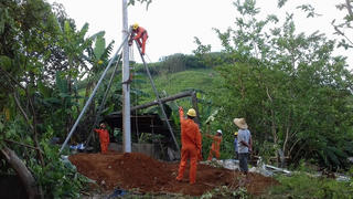 Khắc phục sự cố chặt cây đổ vào đường dây trung áp