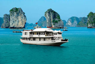 Hơn 150 tàu du lịch bị ngừng hoạt động trên Vịnh Hạ Long