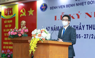 Phó Thủ tướng Vũ Đức Đam thăm động viên đội ngũ y bác sĩ