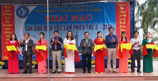 Cắt băng khai mạc Sàn giao dịch việc làm phiên thứ 2 năm 2018 tại huyện Bình Sơn.