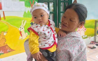 Bé trai 7 tháng tuổi bị bỏ rơi tại nhà nghỉ chính thức trở về nhà