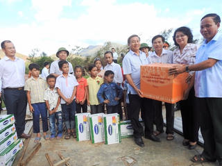 Vinamilk cùng hơn 110 ngàn ly sữa cứu trợ trẻ em vùng lũ tại Quảng Bình và Hà Tĩnh