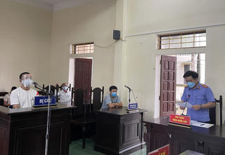 Lĩnh 15 tháng tù vì ‘thông chốt’ kiểm dịch và đánh Công an