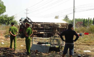 Xe đông lạnh nổ lốp, 3 người đàn ông tử vong
