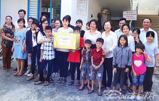 Tặng hàng trăm suất học bổng cho trẻ em khó khăn tại Đà Nẵng