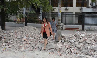 Chi cục Thuế tê liệt vì bị 'khủng bố' bằng phế thải