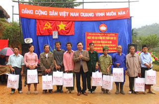 Tổ chức ngày hội Đại đoàn kết ở hai bản làng