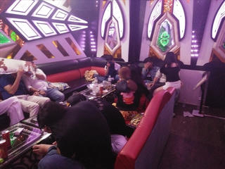 Phát hiện hàng chục thanh niên nghi phê ma túy trong quán karaoke