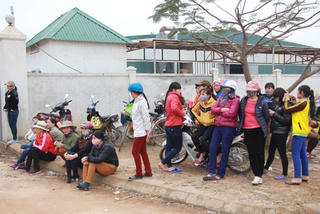 Hơn 200 công nhân nghỉ việc đòi quyền lợi