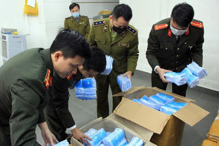 'Chảy máu' khẩu trang