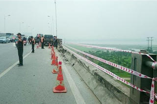 Tài xế xe tải nhập viện sau cú tông tung lan can cầu Vĩnh Tuy