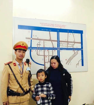 Cảnh sát Giao thông giúp bé 6 tuổi bị 'đi lạc' về nhà