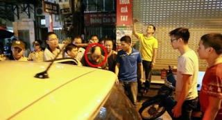 Khởi tố đối tượng dùng dao nhọn đâm người rồi cố thủ bằng xăng