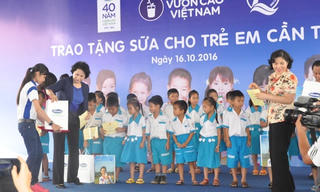 Lãnh đạo Đảng, MTTQ tặng sữa cho trẻ em nghèo Cần Thơ