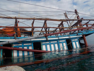 Một tàu giã cào bị phá nước chìm trên biển