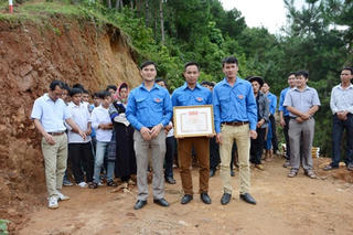 Bàn giao công trình thanh niên làm đường giao thông nông thôn khởi động Dự án Làng Thanh niên lập nghiệp xã Túc Đán, huyện Trạm Tấu