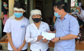 Lãnh đạo tỉnh Thái Bình thăm hỏi gia đình các thợ xây gặp nạn