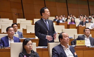 Bộ trưởng Nguyễn Mạnh Hùng trả lời về ngăn chặn tin giả trên mạng