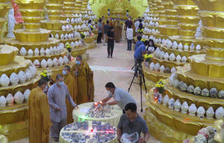 [ẢNH] Cận cảnh các đài sen đặt tro cốt ở chùa Kỳ Quang 2