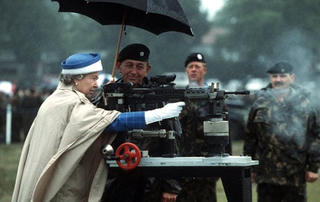 Nữ hoàng Anh Elizabeth II: Những khuôn hình ít được biết tới