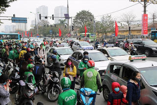Sau kỳ nghỉ, đường vào Hà Nội chật cứng