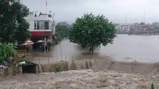 Áp thấp nhiệt đới gây mưa lớn, sạt lở đất nhiều tỉnh, thành