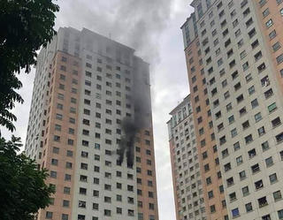 Cháy căn hộ tầng 13 chung cư Xa La 