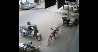 [VIDEO] Nguy hiểm em bé trèo lên xe honda vẫn đang nổ máy
