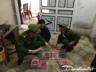 Bắt quả tang hai đối tượng làm giả gần 1,5 tấn mì chính