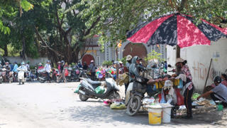 Hà Nội: Chợ vẫn tấp nập nhưng có nơi quên quy định 'đeo khẩu trang, giãn cách'