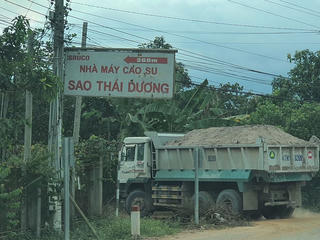 Bình Thuận: Xe chở khoáng sản ‘lậu’ phá nát đường đê