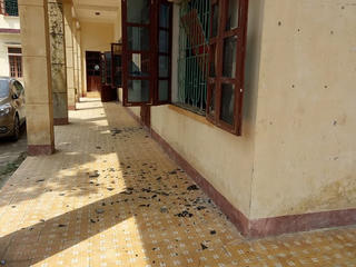 Thanh niên ngang nhiên đập phá trụ sở xã