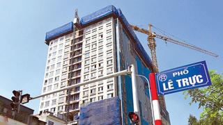 Hoàn thành phá dỡ tầng 18 tòa nhà 8B Lê Trực - Hà Nội
