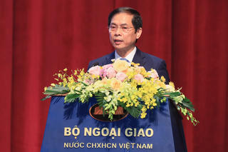Phía sau mỗi 'chiến sĩ' trên mặt trận đối ngoại  là Tổ quốc, là nhân dân