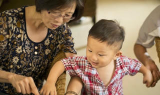 Những ông bà bị biến thành ôsin chăm cháu