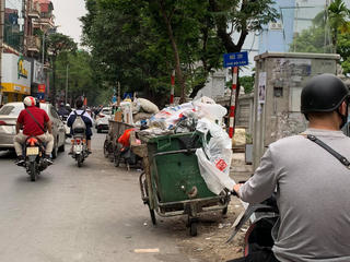 Đẩy nhanh tiến độ vận chuyển rác ra khỏi các điểm tập kết tại Hà Nội 