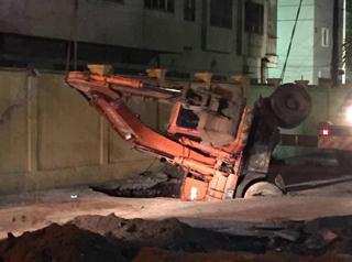 'Hố tử thần' nuốt cả người lẫn máy xúc ở Quảng Ninh