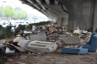 Bãi rác khổng lồ trên đường Vành đai 3