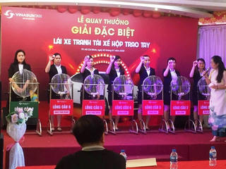 Tài xế taxi bất ngờ được nhận thưởng xe ô tô