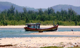 Quảng Bình: Nạo vét 55.000 m3 cát  bồi lấp tại cửa sông Nhật Lệ