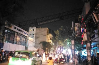 Cần cẩu đổ sập xuống nóc nhà, người dân hoảng loạn