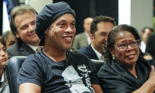 Mẹ của Ronaldinho qua đời sau khi nhiễm Covid-19