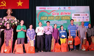 ‘Gia đình sánh bước yêu thương’ tặng quà gia đình ông Huỳnh Văn Nén