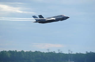 Hé lộ nguyên nhân vụ rơi máy bay chiến đấu F-35 tại Nhật Bản