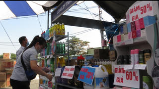 Nở rộ hàng giảm giá 'kịch trần'