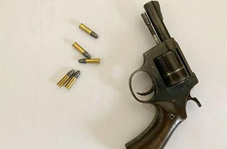 Kẻ hận tình dọa bắn chết chủ tiệm cắt tóc