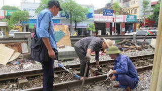 Đường sắt lại nợ lương người lao động: Vướng ở đâu?
