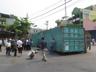 Xe container bị lật, 2 cán bộ trường Cao đẳng Sư phạm tỉnh Nam Định tử vong