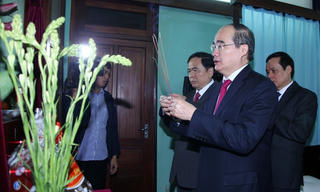 Chủ tịch Nguyễn Thiện Nhân dâng hương tưởng nhớ Bác Hồ